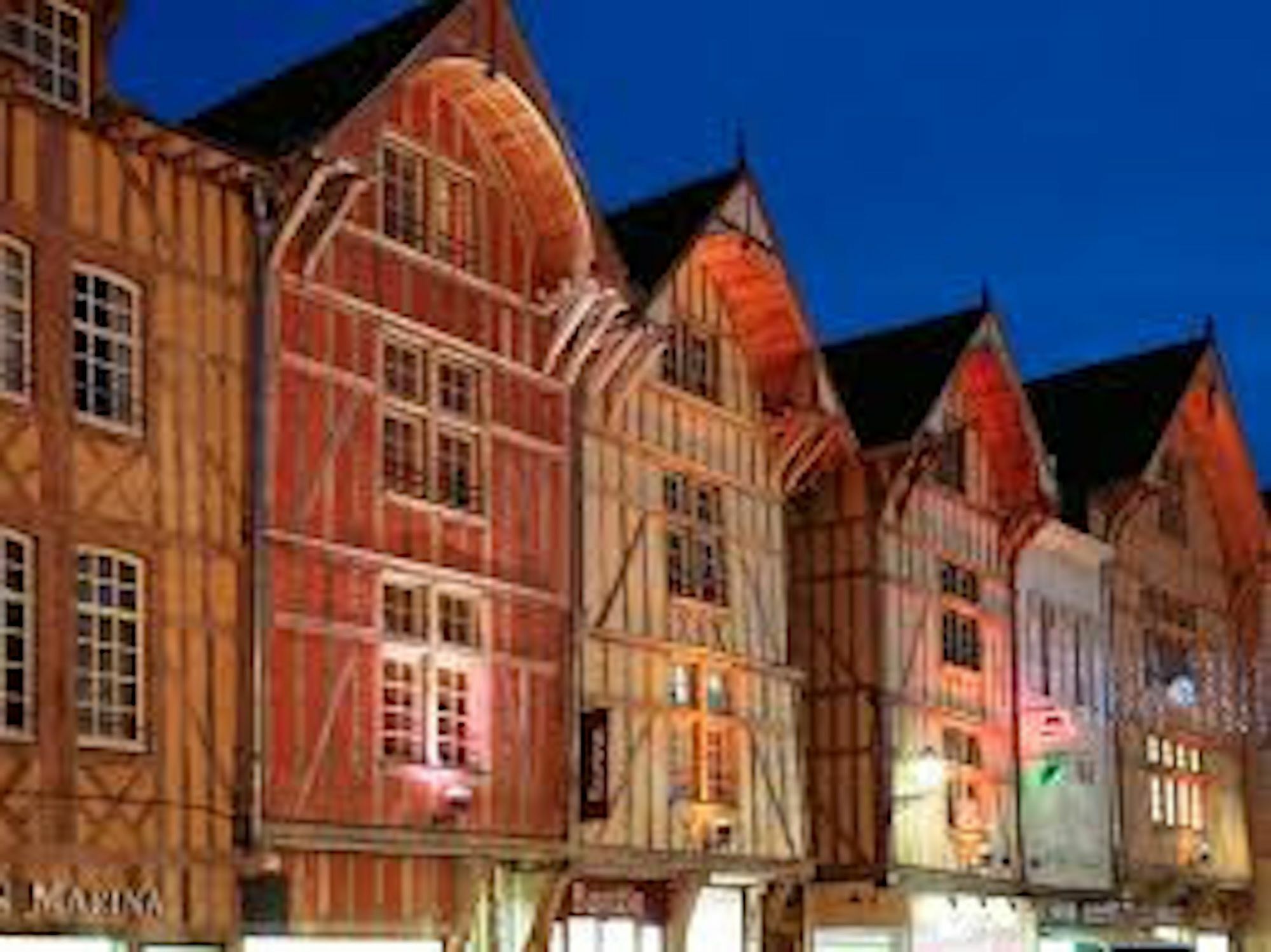 Logis Hôtel du Cirque Troyes centre historique Extérieur photo